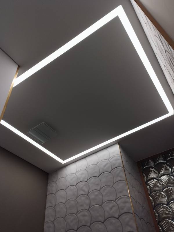 LED perimetras vonioje